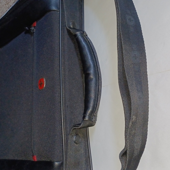 SwissGear black Laptop Case adjustable strap and luggage strap 17"x12.5"x3" - Picture 10 of 17